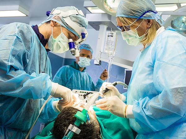 Sala operatoria con anestesia per interventi chirurgici complessi