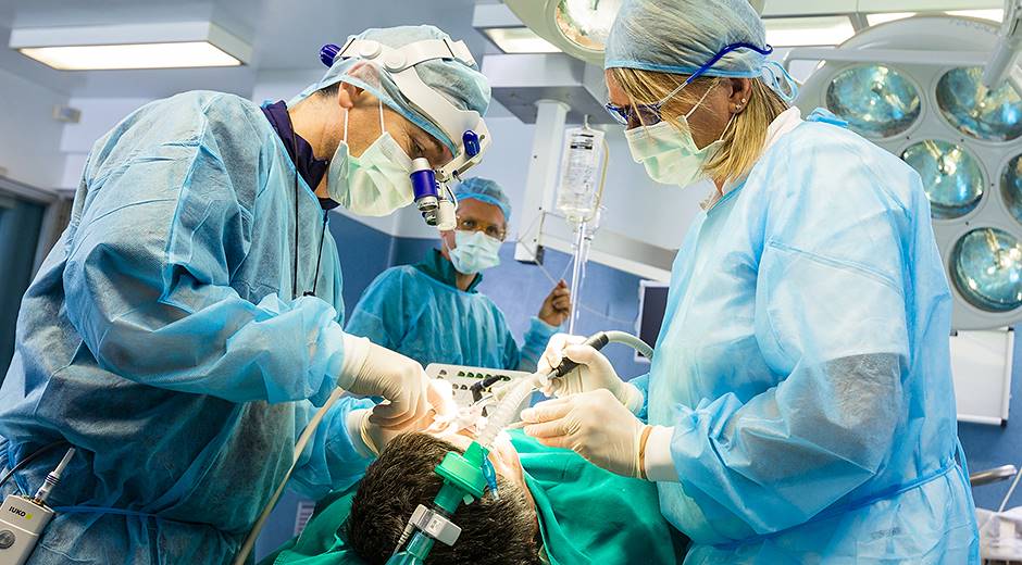 Sala operatoria con anestesia per interventi chirurgici complessi